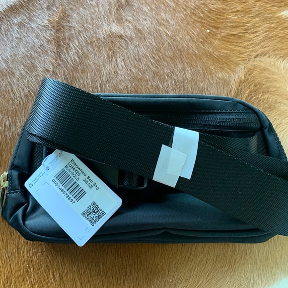 Everywhere Belt Bag - Black/Gold Trim - Picture 5 of 5